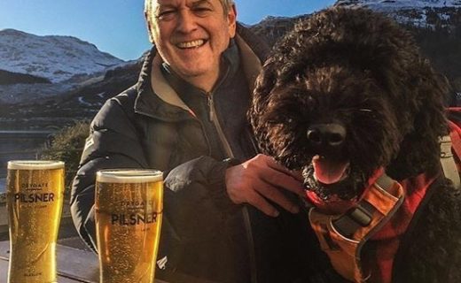 Havin’ a pint with hu-man at The Goil Inn – pic @howiethelabradoodle⠀