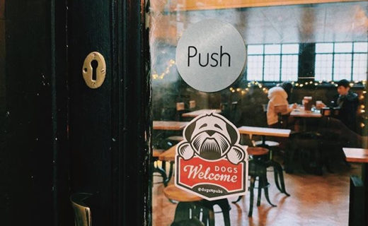 This is absolutely the sort of place where I’m so happy to have my Dugs Welcome sticker displayed. Fantastic attitude guys 🐾⠀
⠀
Thanks for the pic @scranbistro:⠀
…⠀
“We welcome all dogs, big and small🐶❤️ so if it’s cold outside you don’t have to worry, you and your furry friend can come inside☺️”
